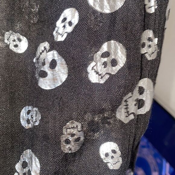 Black and silver skull scarf. Light weight and breezy, foilshiny silver skulls. - Picture 4 of 6